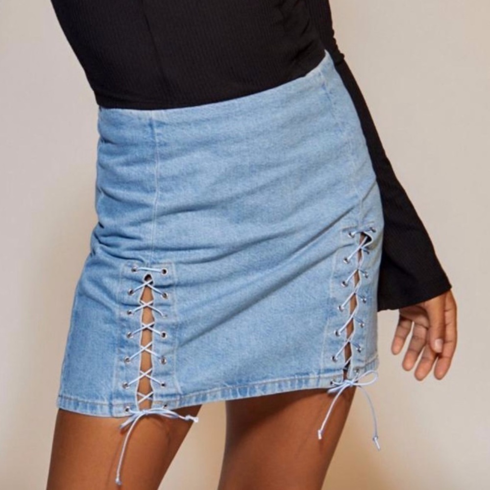 NWT Urban Outfitters UO BDG Rebecca Lace Up Denim Mini Skirt Light Wash - Picture 3 of 8